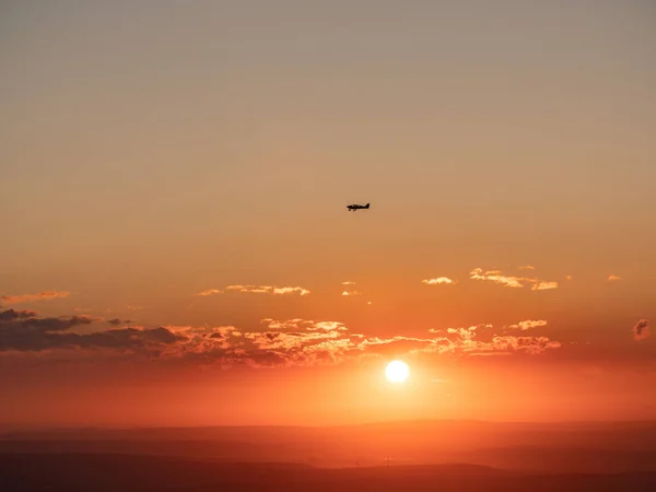 Невеликий Літак Пролітає Крізь Захід Сонця Пейзаж Під Час Заходу — стокове фото