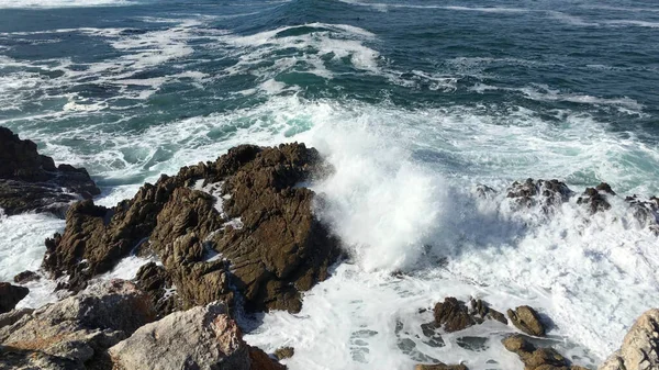 Херманус Южная Африка Август 2020 Атлантические Волны Врезаются Скалу Темных — стоковое фото