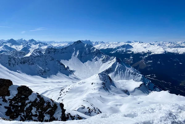 stock image Alpine valley, snowy mountains in Switzerland. Panoramic view over the mountains during winter. Ski area Arosa, Lenzerheide in Switzerland. Winter sports in the snowy mountains.