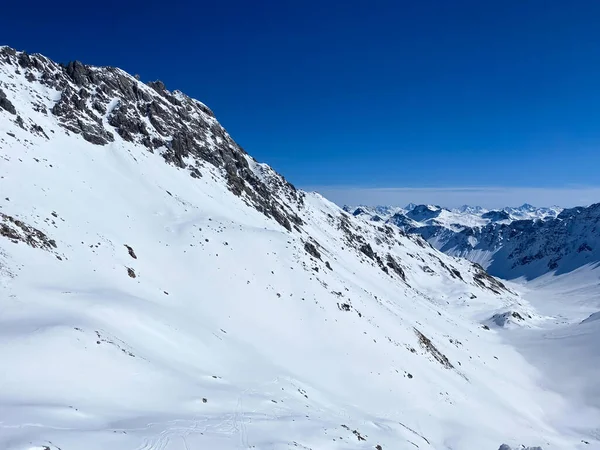 Alpin Dal Snöiga Berg Schweiz Panoramautsikt Över Fjällen Vintern Skidområde — Stockfoto