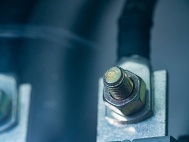Yüksek voltajlı bir elektrik kablosunun bağlantısı, bir terminale vidalanmış. Dağıtım kutusundaki elektrik kablosunun iletken bağlantısı