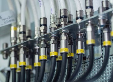 Konut binasına televizyon sinyali göndermek için geniş bant kablosu bağlantısı. Dairelere televizyon sinyali göndermek için ana bandı genişlet.