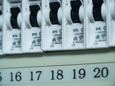 Elektrik sigorta kutusu ya da sigorta kutusu enerjiyi kontrol etmek için. Enerjiyi sağlama ve kontrol etme.