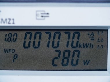 Elektriği ölçmek için dijital görüntü ve aygıt. Saatte kilowatt. Apartman binaları için teknoloji.