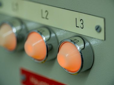 Elektrik santralindeki turuncu ışıkları kapat. Fabrikada elektrik santrali
