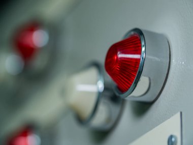 Elektrik santralinde yakın plan kırmızı lamba. Fabrikada elektrik santrali