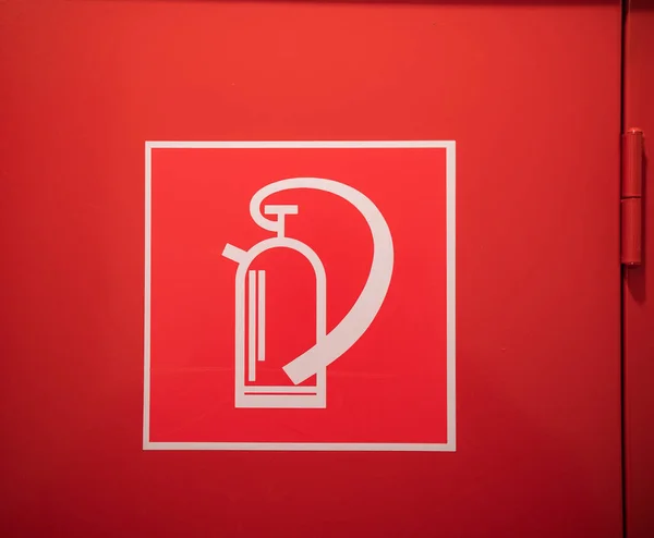 地下の赤い消火器キャビネットに消火器のシンボル — ストック写真