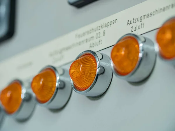 Close Schakelbord Met Een Rij Oranje Controlelampjes Elektrisch Schakelbord Fabriek — Stockfoto