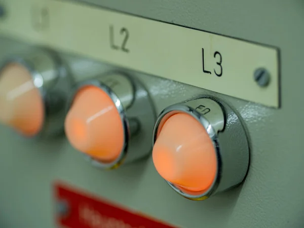 Close Oranje Lampjes Een Schakelbord Elektrisch Schakelbord Fabriek — Stockfoto