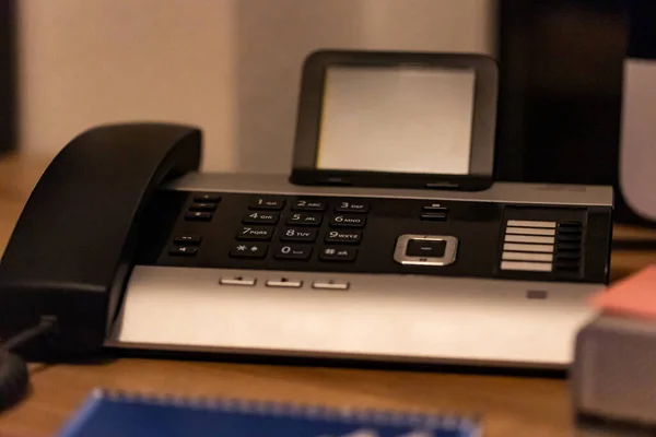 Telefon Masanın Üstündeydi Ofisteki Masanın Üstünde Dijital Telefon Var — Stok fotoğraf