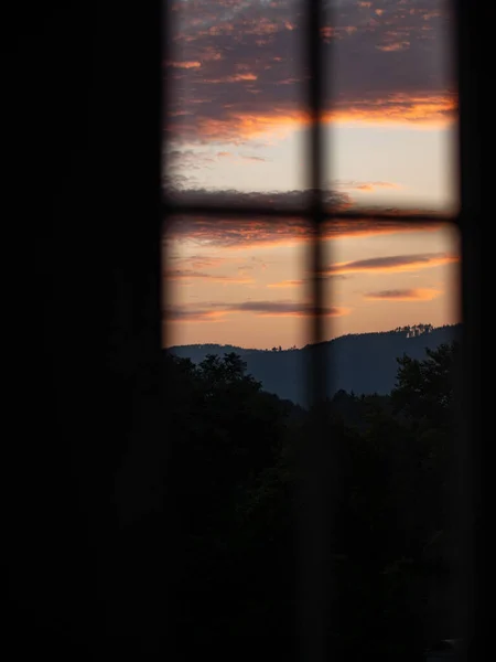 Gros Plan Silhouette Floue Une Fenêtre Avec Coucher Soleil Éclatant — Photo