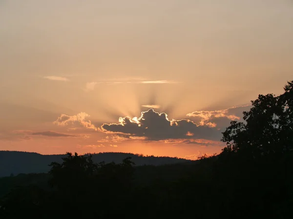 Хмари Сховали Сонце Сутінках Драматичному Сансет Хохтаунус Гессен Німеччині Сонце — стокове фото