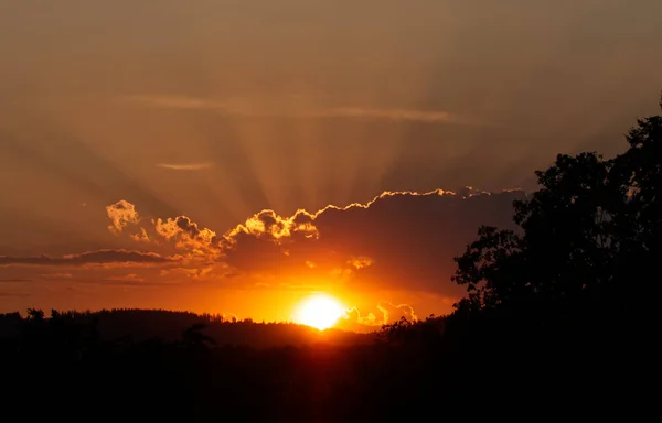 Хмари Сховали Сонце Сутінках Драматичному Сансет Хохтаунус Гессен Німеччині Сонце — стокове фото