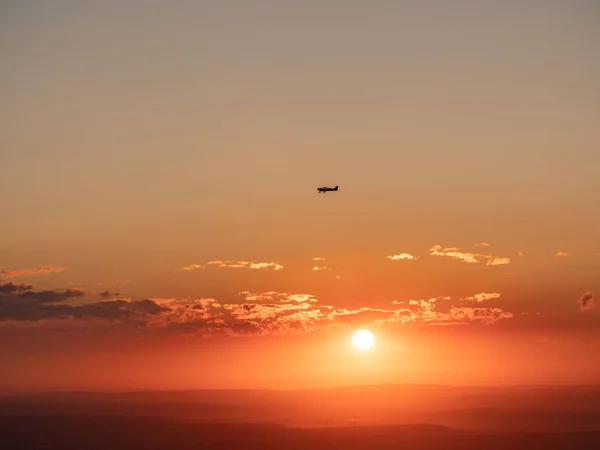 Avion Vole Horizon Pendant Coucher Soleil Sommet Feldberg Hesse Allemagne — Photo