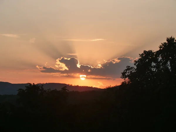 Захід Сонця Хмари Гори Силуетів Дерево Хмари Сховали Сонце Сутінках — стокове фото
