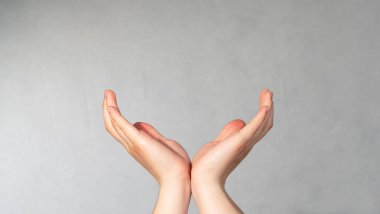 Eller bir şey yakalıyor. El ve parmaklar bir kaseyi şekillendirir, bir şeyi tutar gibi.