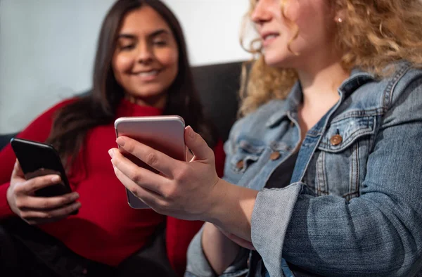Zwei Teenager Mit Handy Sitzen Auf Dem Sofa Eine Frau — Stockfoto