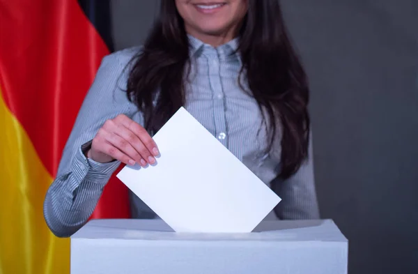 Mladá Žena Hnědými Vlasy Volební Urnou Německou Vlajkou Mladá Žena — Stock fotografie