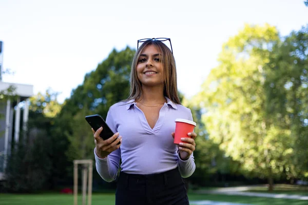 Mujer Caminando Parque Lee Mensaje Teléfono Inteligente Retrato Mujer Con —  Fotos de Stock
