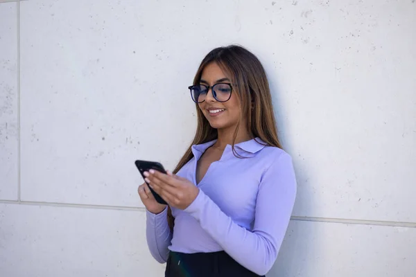 Mujer Con Cabello Castaño Gafas Mira Pantalla Teléfono Celular Inclina —  Fotos de Stock