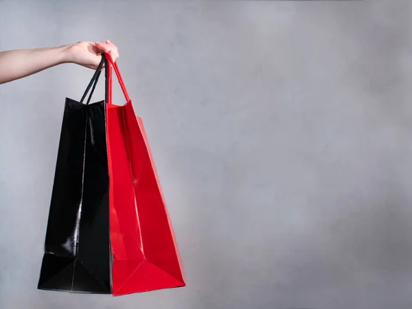 Kézben Tartja Piros Fekete Bevásárló Táskákat Portré Vásárlás Színes Táskás — Stock Fotó