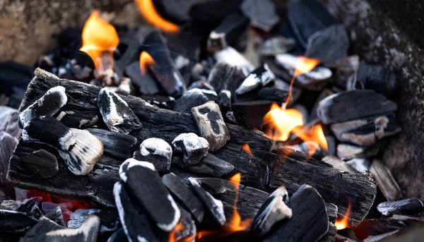 Ogień Węgiel Drzewny Grillu Zbliżenie Świecącego Węgla Drzewnego Gorących Żarów — Zdjęcie stockowe