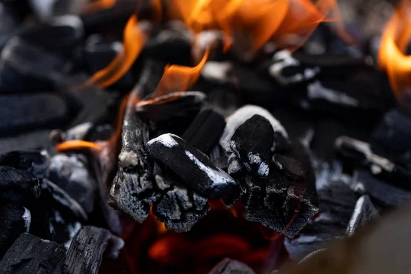 Oheň Uhlíkový Uhlík Grilu Detailní Záběr Zářícího Dřevěného Uhlí Žhavých — Stock fotografie