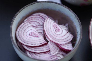Kırmızı soğan. Kavanozda dilimlenmiş soğan var..