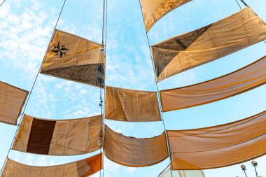 Birleşik Arap Emirlikleri, Dubai, La Mer Sahili, Nisan 2023: Dükkanları, restoranları, kafeleri olan güzel bir yer. Tuval, gökyüzünde rüzgar yelkenleri Biraz gölge sağlar.