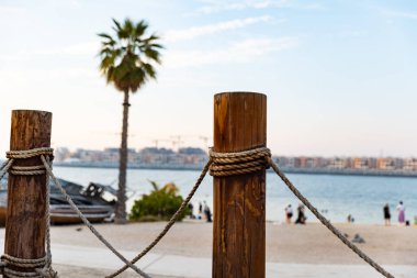 Birleşik Arap Emirlikleri, Dubai, La Mer Sahili, Nisan 2023: Dükkanları, restoranları, kafeleri olan güzel bir yer. Plaj, arka planda blured insanlar ve Palm. 