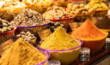 UEA, Dubai bölgesi Deira, baharat pazarı, Nisan 2023. Baharat ve bitkiler için eski geleneksel çarşaf. Köri, masala, biber, kurutulmuş çiçekler, paprika, limon tozu, kırmızı biber, nane, kurutulmuş limon, yeşil ve siyah çaylar..