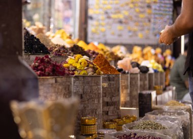 UEA, Dubai bölgesi Deira, baharat pazarı, Nisan 2023. Baharat ve bitkiler için eski geleneksel çarşaf. Köri, masala, biber, kurutulmuş çiçekler, paprika, limon tozu, kırmızı biber, nane, kurutulmuş limon, yeşil ve siyah çaylar..
