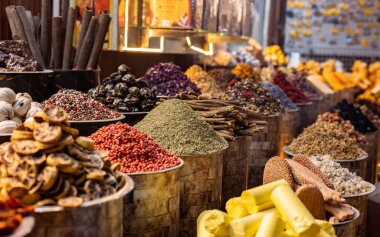 UEA, Dubai bölgesi Deira, baharat pazarı, Nisan 2023. Baharat ve bitkiler için eski geleneksel çarşaf. Köri, masala, biber, kurutulmuş çiçekler, paprika, limon tozu, kırmızı biber, nane, kurutulmuş limon, yeşil ve siyah çaylar..