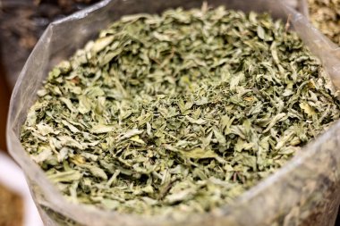 Birleşik Arap Emirlikleri, Dubai, baharat pazarı, Nisan 2023: Bitkiler ve baharatlarla eski çarşı pazarı. Yakın plan kurutulmuş nane yaprakları..