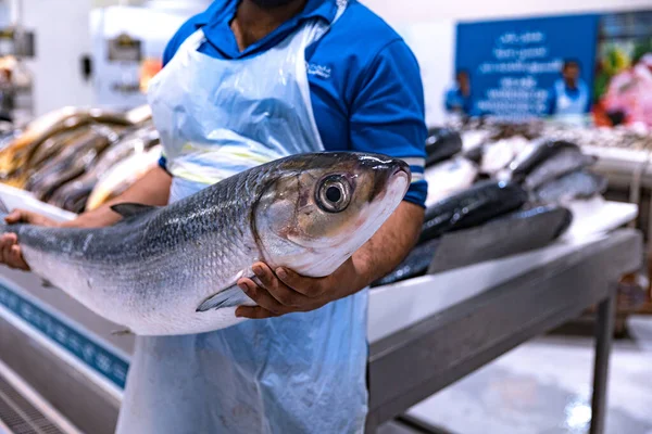 프론트 Deira Waterfront Fish Market 2023 소매업자들 시장의 매점에서 생선을 — 스톡 사진