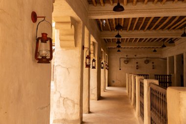 Dubai, Al Fahidi, Nisan 2023 - Eski tarihi bölge. Evin önündeki gaz lambalı koridor..