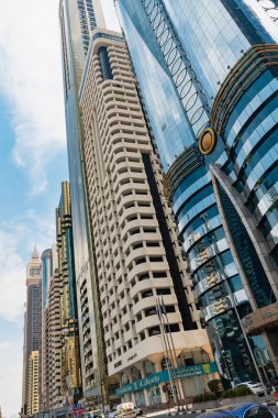 Dubai, Birleşik Arap Emirlikleri - 4 Nisan 2023: Şeyh Zayed Yolu 'ndaki alçak açılı hava durumu. Daha az bulutlu mavi gökyüzü.