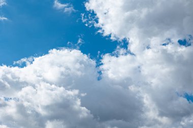 Yaz boyunca kümülüs bulutlu mavi gökyüzü. Wheater, meteoroloji, atmosfer ve bulutlu.