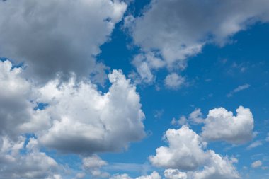 Yaz boyunca kümülüs bulutlu mavi gökyüzü. Wheater, meteoroloji, atmosfer ve bulutlu.