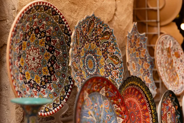 Dubai, Al Fahidi, Nisan 2023 - Tarihi oryantal desenli renkli seramik sofra takımı. Ev eşyası, tarihi Arap tasarımı..