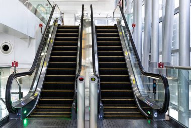 Dubai, şehir merkezi, metro istasyonu. Şehir merkezindeki bir metro istasyonunda yürüyen merdivenler..
