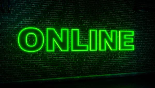 Online Neon Jel Téglafal Éjjel Zöld Neon Betűkkel Online Szóval — Stock Fotó