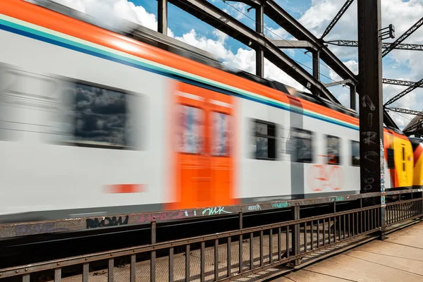 Lokalt Persontåg Frankfurt Tyskland Juli 2023 Lokalt Persontåg Passerar Järnvägsbron — Stockfoto