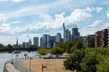 Skyline Frankfurt am Main, Almanya, 12 Temmuz 2023. - Frankfurt finans bölgesi, ufuk çizgisi ve yazın Main nehri..