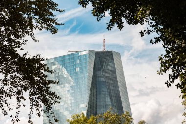 Avrupa Merkez Bankası (ECB) Frankfurt am Main, Almanya, 12 Temmuz 2023. - ECB kulesinin tepesinde bulutlu mavi gökyüzüne karşı.