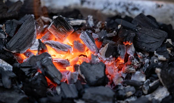 バーベキューグリルの炭のエバー 火のクローズアップ 光る炭とホットエンベラー レジャー活動 バーベキューシーズン — ストック写真