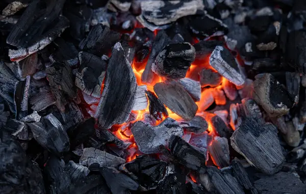 Uhlí Grilu Grilu Detailní Záběr Ohně Zářícího Uhlí Žhavých Uhlíků — Stock fotografie