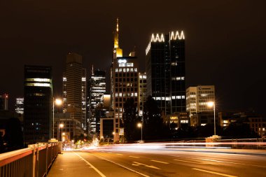 Skyline Frankfurt am Main, Almanya, 12 Temmuz 2023. - Akşam Frankfurt 'un finans bölgesi. Skyline ve nehir Yazın ana cadde.