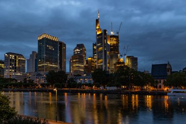 Skyline Frankfurt am Main, Almanya, 12 Temmuz 2023. - Akşam Frankfurt 'un finans bölgesi. Skyline ve nehir Yazın ana cadde.