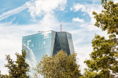 Avrupa Merkez Bankası (ECB) Frankfurt am Main, Almanya, 12 Temmuz 2023. - ECB kulesinin tepesinde bulutlu mavi gökyüzüne karşı.